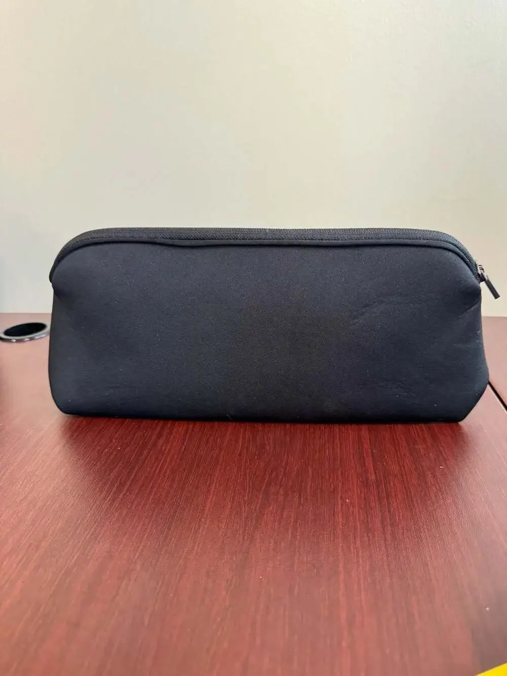 SKIMS Kim Kardashian Cosmetics Bag Onyx One Size Zipper Closure